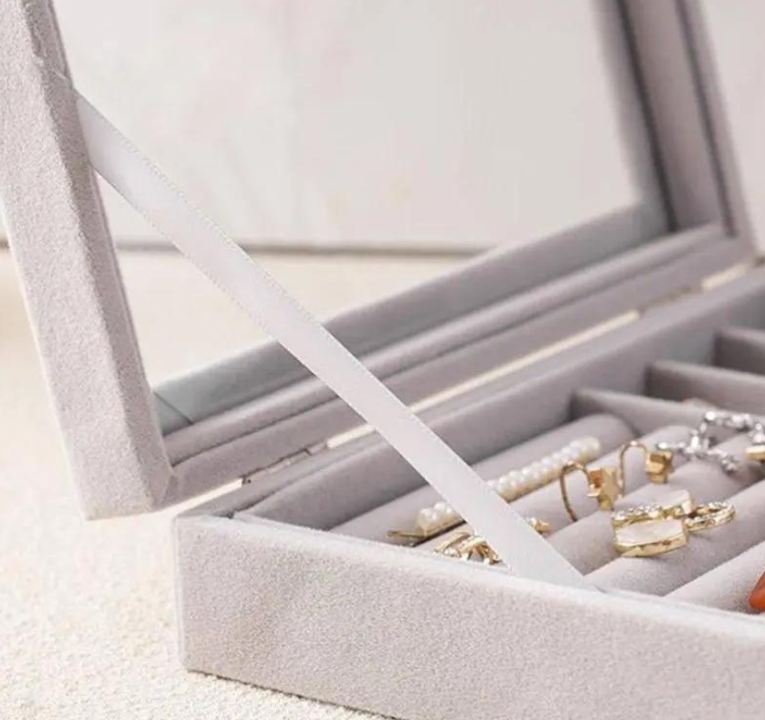 Joyero de Terciopelo con Tapa Transparente – Elegancia y Organización en un solo lugar